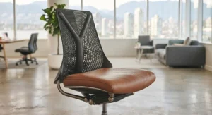 Hybrid office chair: mesh back with comfortable seat cushion. / Chaise de bureau hybride : dossier en filet et siège rembourré.